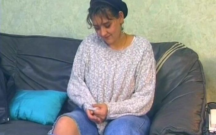 Deutsche Frauen: बड़े स्तनों वाली जर्मन रंडी की चूत में उँगली की जाती है