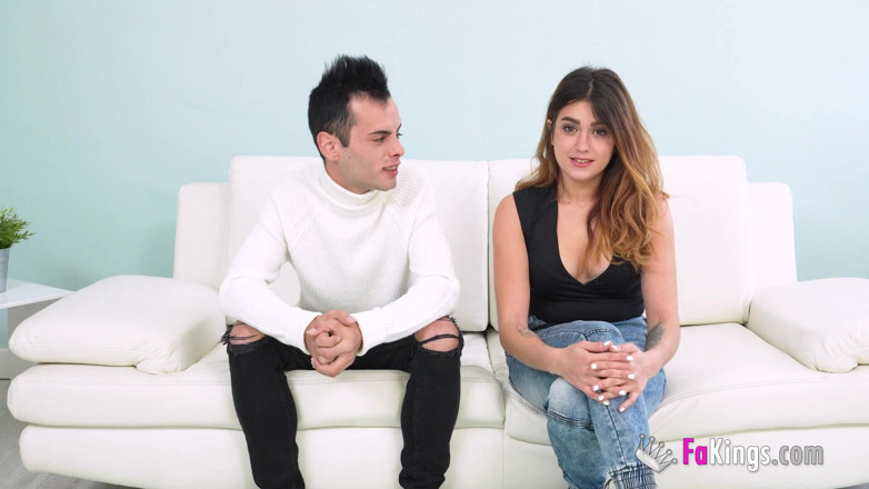 FAKings: Sodomie amateur : Valentina Lapiedra, couple timide, veut se faire baiser...