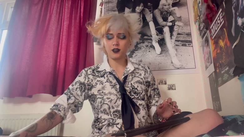 Glitterqueen1999: Goth-kantoormedewerker heeft een hart en een resus