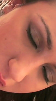 Ragazza tettona succhia un ragazzo con un grosso cazzo prima di farsi scopare tutti i buchi