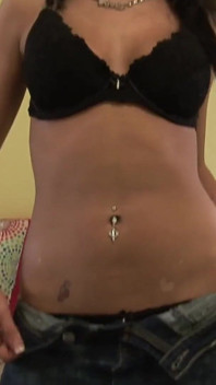Morena alta sexy se desnuda y habla sexo