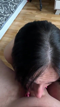继父抓到继女自慰并玩弄工程Qt.操继女。Nutaku