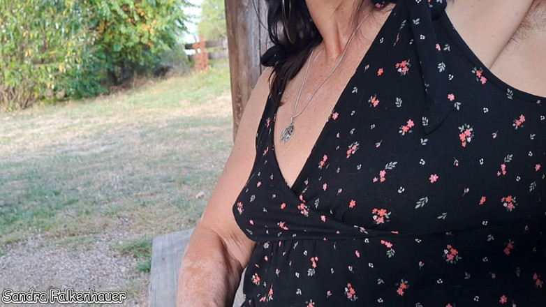 Sandra Falkenhauer - The Pissing Milf: A Sudden Urge During the Walk