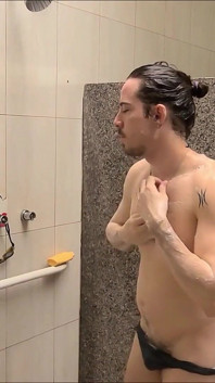 Después de nadar delicia en la piscina, ducha larga