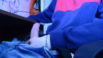 Vinn th20: Masturbo mi pene mientras estoy sentada en una silla