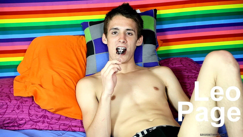 Lollipop Twinks: Очаровательный твинк Leo Page дает отличное интервью