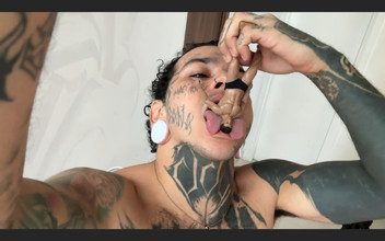 Dyavol: リトルヒューマンは巨人のペニスに乗るのを楽しみ、そして貪り食われる