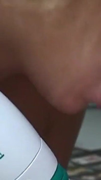แม่น่าเย็ดผมบลอนด์ยั่วควยของเขาด้วยเครื่องสั่นหีทรงพลัง
