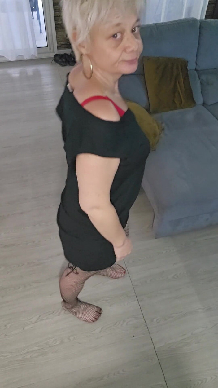 Sofy13: Mă dezbrac pentru tine, draga mea