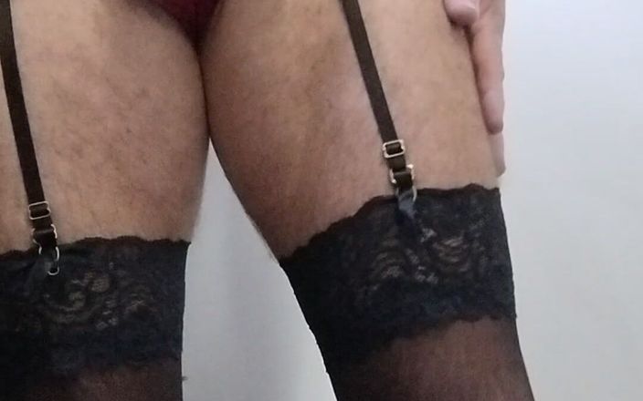dragontrainer5: CD în ciorapi și chiloți încearcă prima dată cu un vibrator extrem