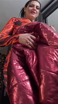 Röd nylon jumpsuit fetisch kameltån retas, djup avsugning och sperma på min nedjacka