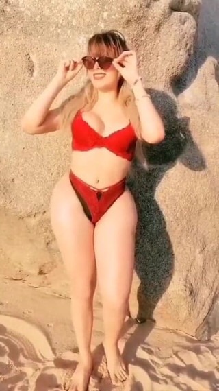 Barbietransxxxx: Tranny na wakacjach uprawia seks na plaży