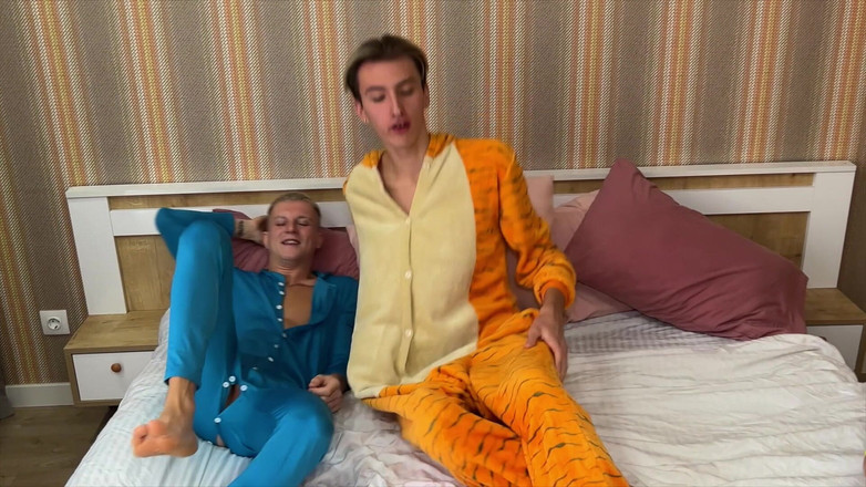 Sandro Jenner: Tři roztomilá dvojčata tvrdě šukají bez kondomu na děvkové párty a...