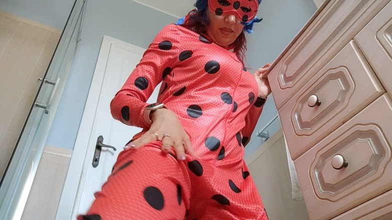 savannahamatoriale: Mano all'alto per ladybug nuda!
