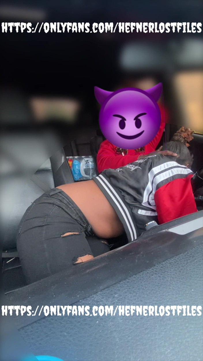 PlayboyHef: Büyük dudaklı büyük memeler arabada yarak emiyor