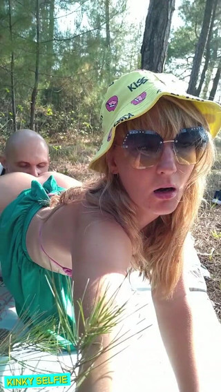 Sasha Bikeyeva: 変態自撮り - 森の中でのクイックファック。フェラチオ、お尻舐め、後背位、顔面射精。屋外セックス