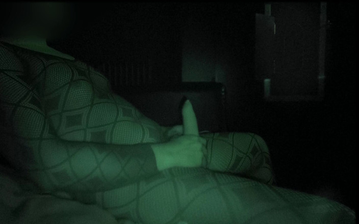 Tobi00815: Masturbándose para extraños delante de gloryhole en Porncinema. Gordita exhibicionista...