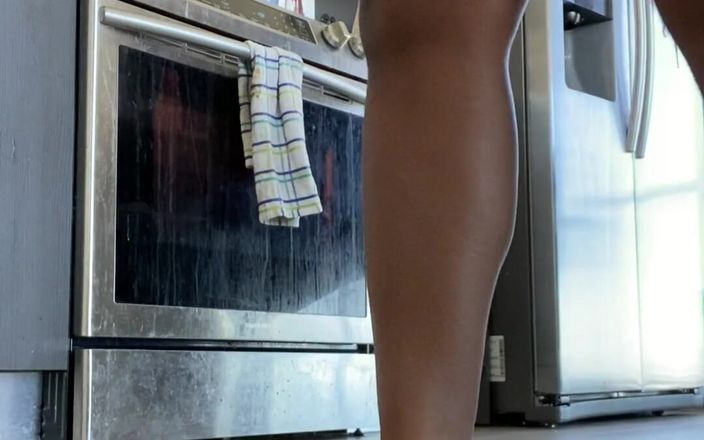 Baby Soles: Знімаю мої ноги під час приготування їжі