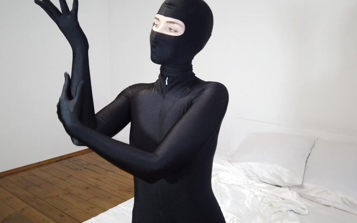 Mary Rock: Mary Rock tạo dáng trong trang phục ninja da đen