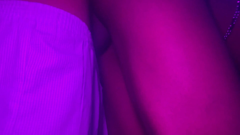 DivaHouz: ホットで小柄なエボニーティーンのクリーミーな膣がBBCのペニスに黒く染まる。シャワーから出てきたとき、クリトリスをいじるのに抵抗できなかった視点