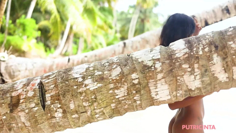 Putri Cinta: Asian babe Putri Cinta in 'Palm Beach'