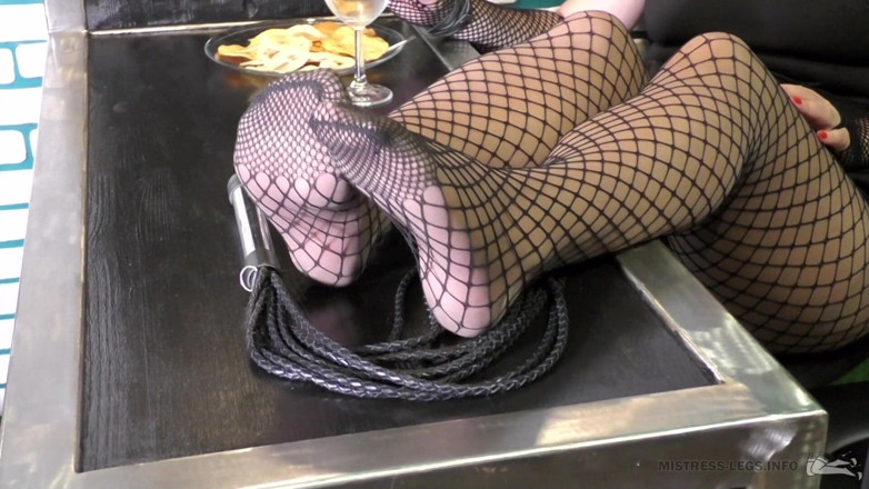 Mistress Legs: Füße necken in netzstrümpfen und undurchsichtigen strumpfhosen