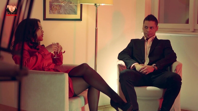 Video Porno One: Alice Wird Auf Ihrem Wohnzimmerteppich Sodomiert!