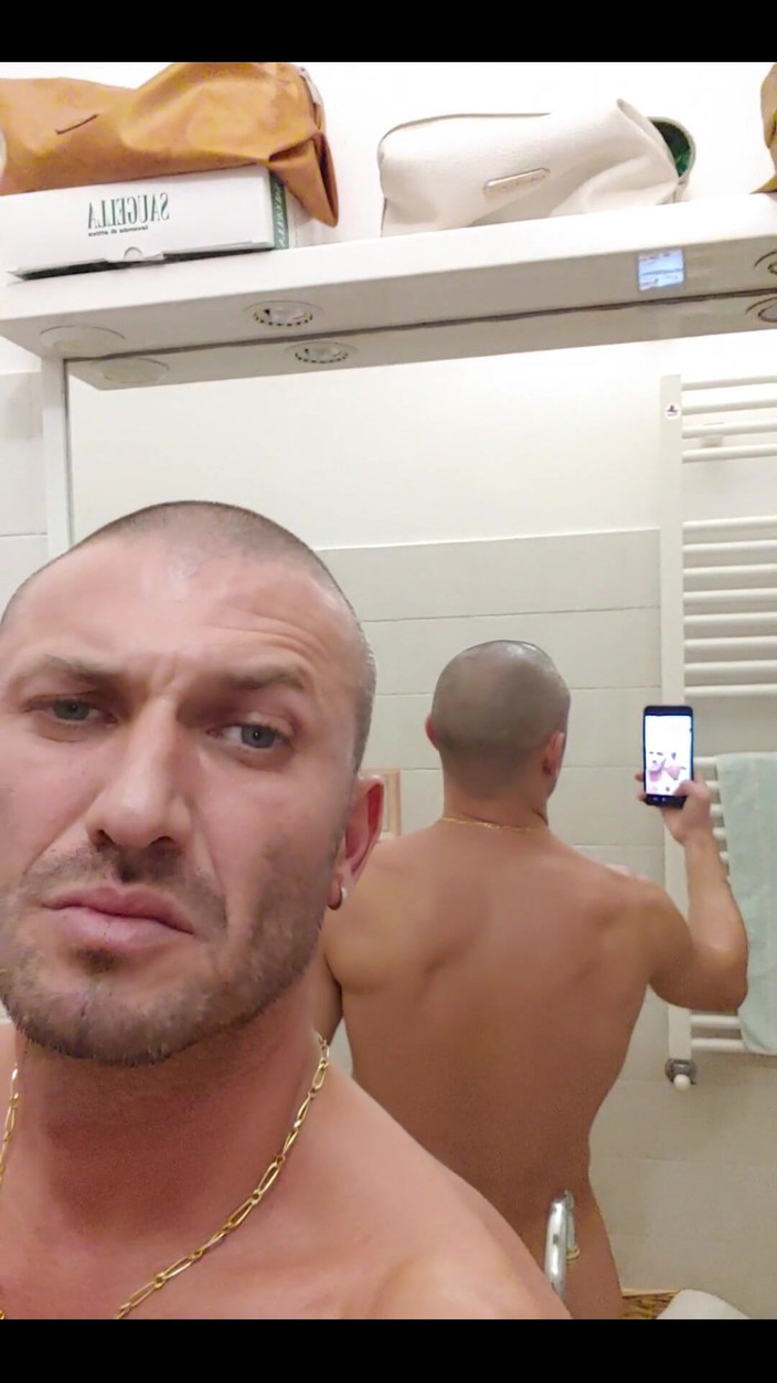 Boy jerking off: Ensam i badrummet
