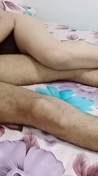 埃及婊子在Drinind疯狂后，他一边抱着她一边大笑一边割她的阴户