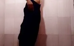 파란 십자가 드레스 소녀