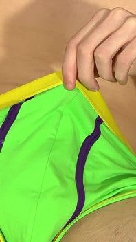 Justin soddisfa il suo cazzo gonfio di ragazzo