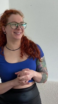 Vecina bubbly este o dominatoare secretă - CBT, umilință, instrucțiuni de masturbare anală