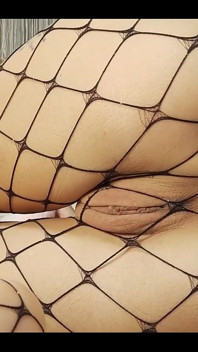 Close-up da vista dos meus dedos provocantes anais e plug anal com vibro