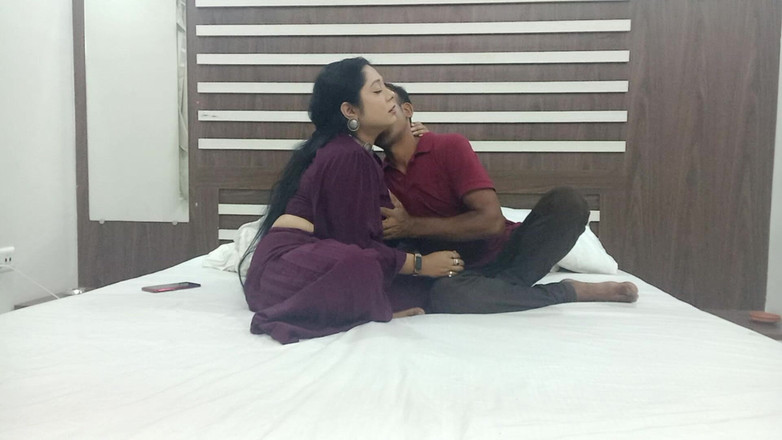 Bengali Bhabhi Sex: 大胸部德西孟加拉哥在酒店房间里性交