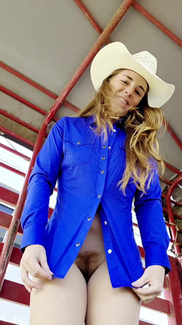 NaughtyRedFarmgirl: Roodharige pronkt met naakt lichaam terwijl ze een sexy shirt...