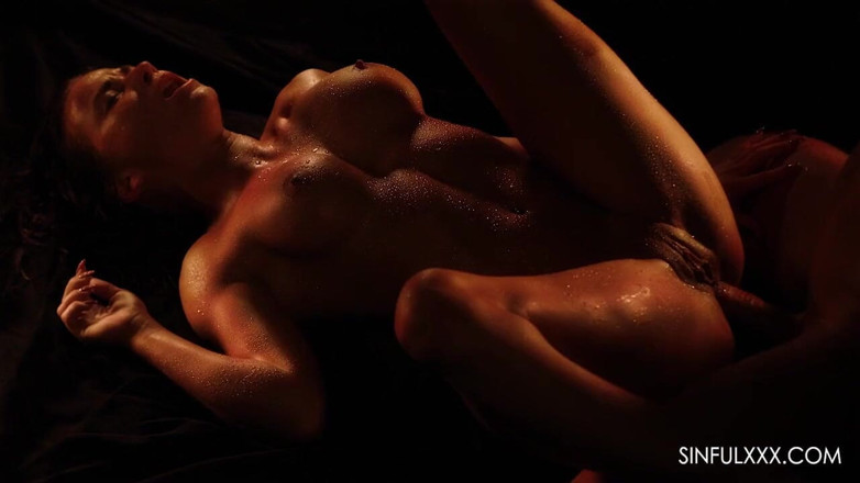 Sinfulxxx: Prsatá holka má hluboký anální sex od SinfulXXX