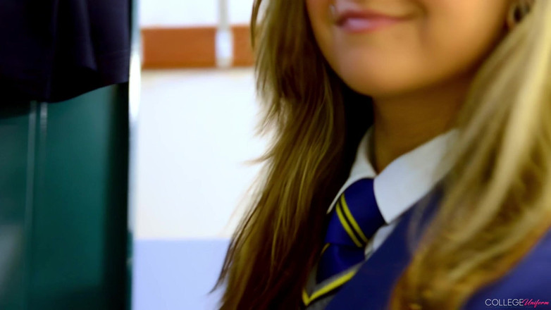 College Uniform: Umkleidekabine necken mit tamsin K