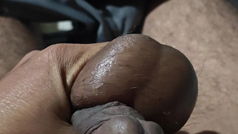 Hot Chilli 2025: Un papa poilu joue à une bite dans la chambre.