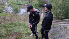 Scally 男同在户外抚摸和吮吸鸡巴