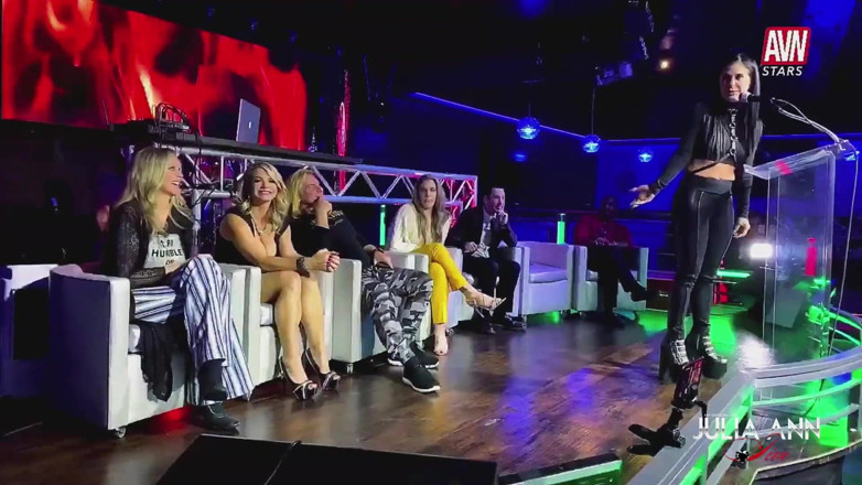 Julia Ann: การคั่ว Avn ของกูดําเนินการต่อ! Joanna Angel!