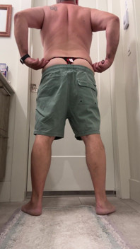 Amo che ti tiro giù i miei pantaloncini e andare in città sul mio buco del culo