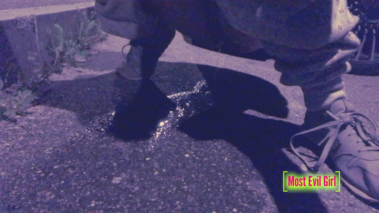 Most Evil Girl: Ragazza da sola di notte in un parcheggio abbassa i...