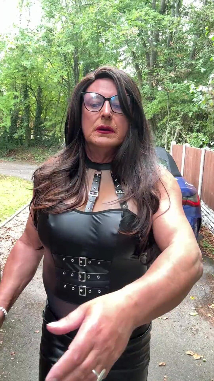 Kellycd2022: La sexy travestita kellycd2022 in tuta in Pvc nero calze...