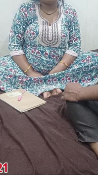 Une étudiante indienne pulpeuse montre ses seins et sa chatte à son prof