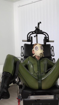 창녀에게 건강 검진을 해주는 라텍스 펨돔 2