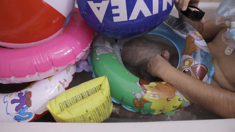 Inflatable Lovers: インフレータブル付きバスルーム