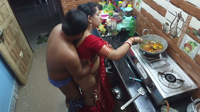 Sona bhabhi: Pas getrouwde Indische Desi-vrouw neukt hard door haar man in...