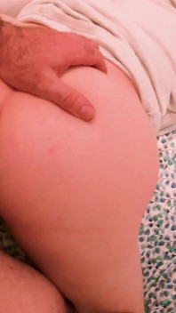 Büyük doğal memeli orta yaşlı seksi kadın temizlik üvey oğlunun yarağını temizliyor