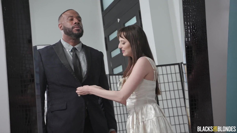 Blacks On Blondes: 그녀의 입으로 조반의 자지를 측정하는 Blacksonblondes Lana Smalls