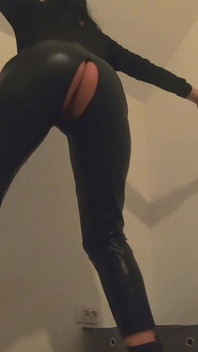 Danse en cuir en fumant. Combinaison déchirée, chatte, pipi dans les toilettes et masturbation coquine